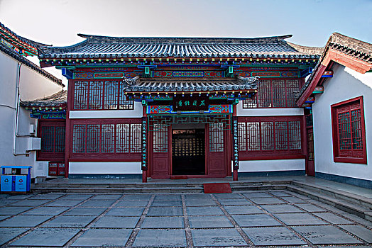 lo bach thu khung ba ngay